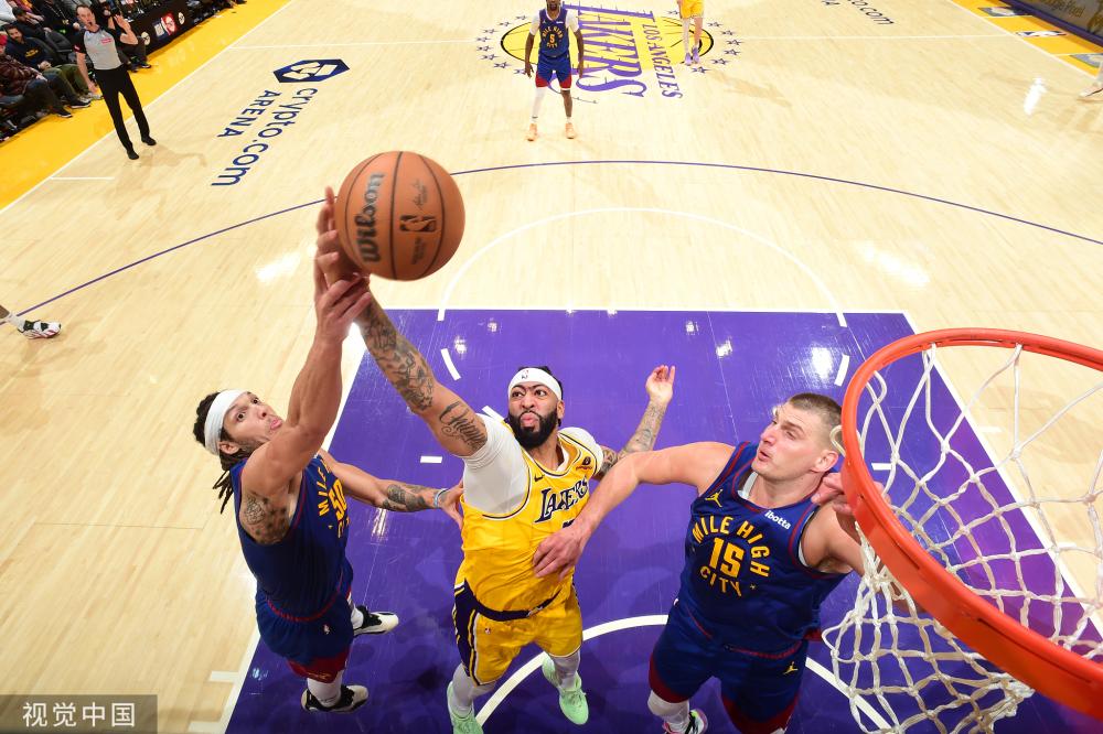 其背后更有 其背后更有